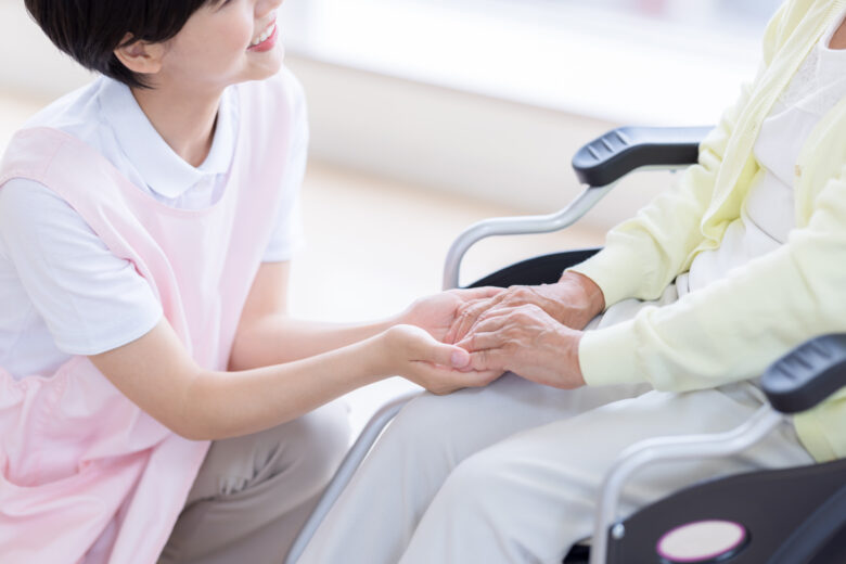 介護施設の形態別・看護師の仕事内容まとめ|働き方の違いと給与平均、向いている看護師の特徴も解説