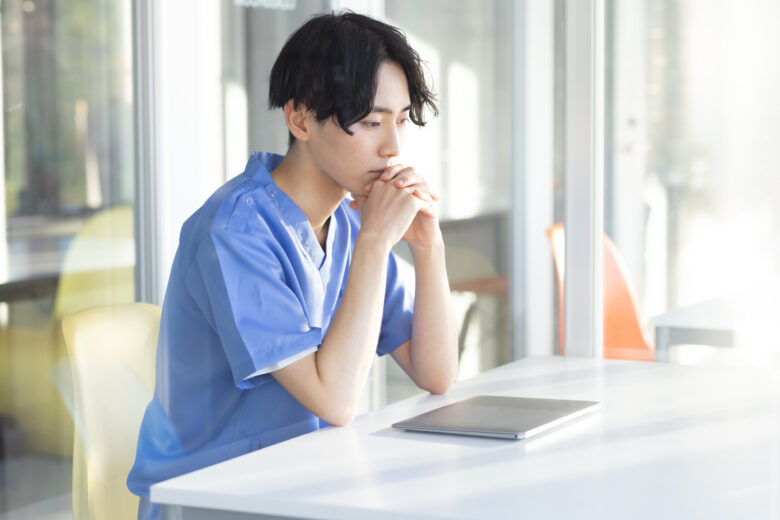 看護師に聞いた「大変なこと」｜人間関係・夜勤・急変対応を乗り越えるには？