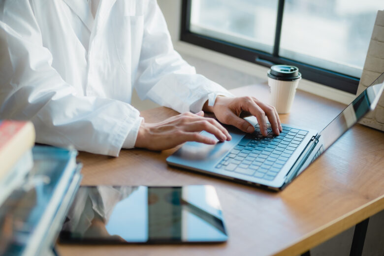 【2026年版】フリーランス医師の現実は？　年収相場と「失敗しない」ための税金・保険・独立完全ガイド