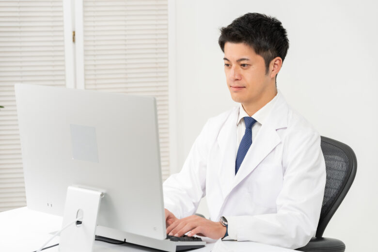 標準型電子カルテと民間クラウド型の違い——国が作る電子カルテの正体と、院長が判断すべき3つの選択基準