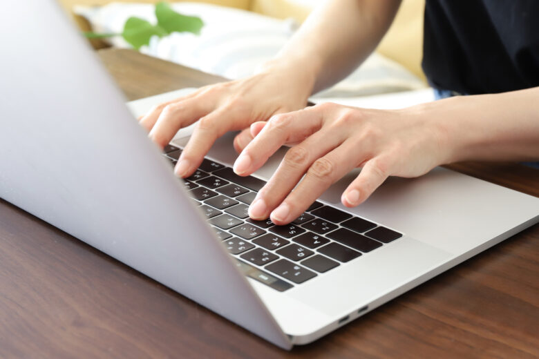 電子カルテを途中で乗り換えたクリニックのリアル — 移行コスト・データ継承・スタッフ再教育の実態