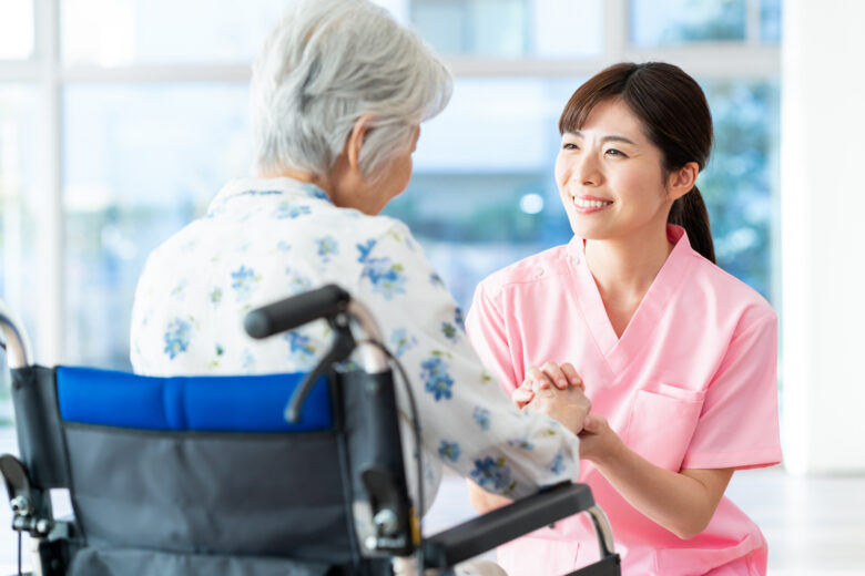 特養（特別養護老人ホーム）で働く看護師の役割とは？ 病院看護師との役割の違いや仕事内容を解説