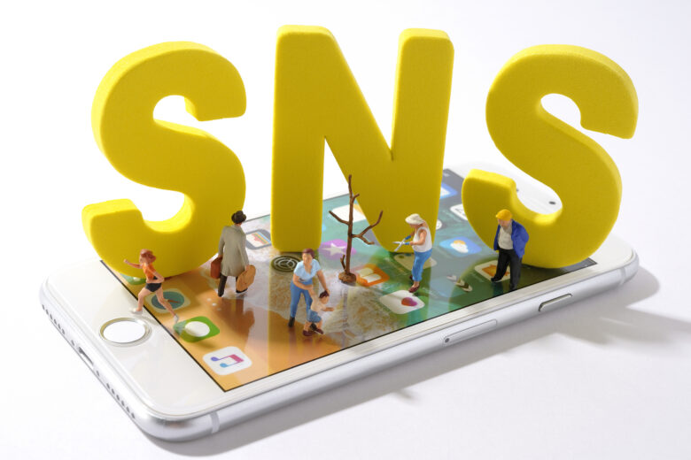 院長が「X（旧Twitter）を見なくなった後」の情報収集設計 — SNS規制時代にクリニック経営者が医療DX情報をキャッチアップする5つのルート