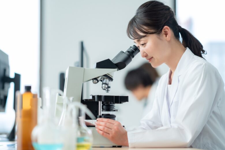 病理医とは？仕事内容・年収・なり方と、クリニックが病理診断を依頼する流れ