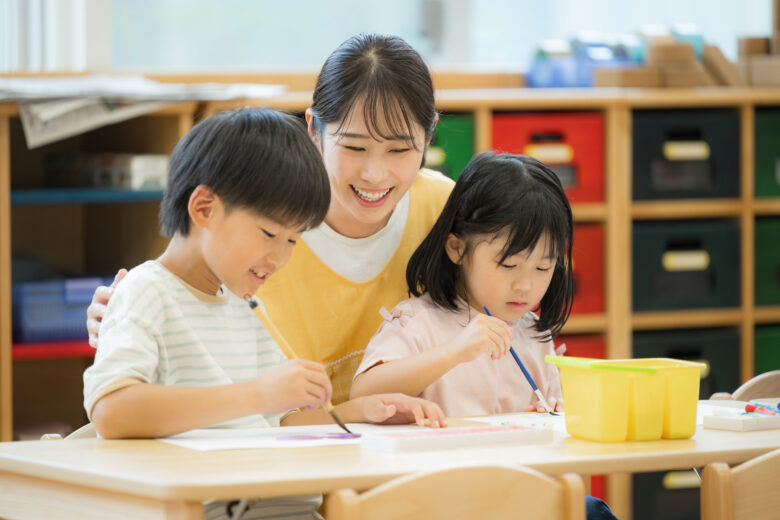 嘱託医とは？保育園・学校・介護施設での役割と報酬相場、クリニック院長が引き受ける際の判断軸
