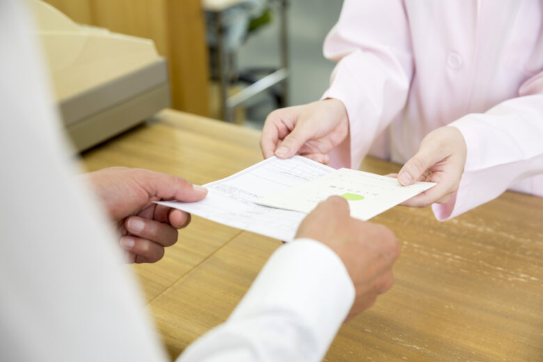 お薬手帳を忘れた患者にはどう対応する？　窓口負担が変わる仕組みと、クリニック側の確認手順