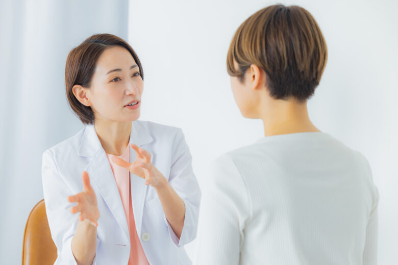 クリニックのスタッフに健康診断は義務？雇入時・定期・特殊健診の線引きと費用の扱い