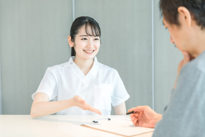 資格確認書・資格情報のお知らせ・期限切れ保険証の受付対応｜クリニックの判定表と被保険者資格申立書の使い方