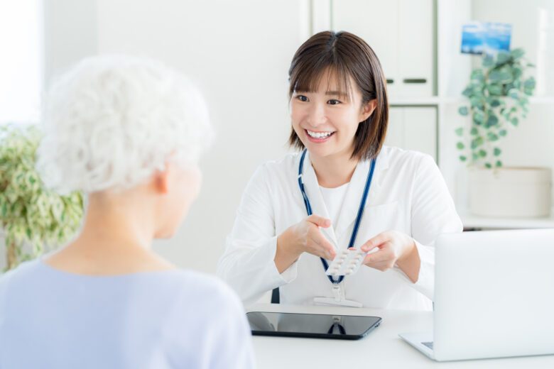 高齢受給者証の受付確認｜70〜74歳の負担割合（2割・3割）の判定表、マイナ保険証・資格確認書との関係、75歳到達月の切り替え