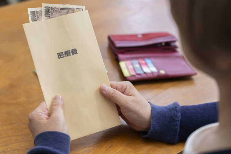 高額療養費制度の申請方法｜申請しなくても戻る人、いつ戻るか、世帯合算・多数回該当の計算例【2026年8月改定対応】