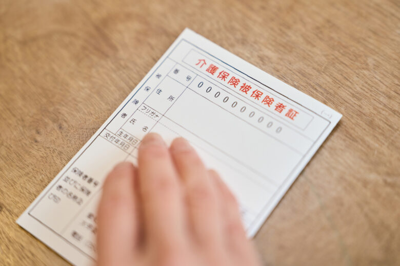 介護保険証はいつ届く？65歳で届く被保険者証と負担割合証の違い、医療機関で求められる場面、再発行の手順