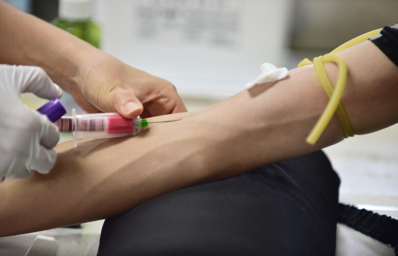 悪性腫瘍特異物質治療管理料の算定要件｜腫瘍マーカー検査との境目、初回月加算と令和8年度改定の変更点