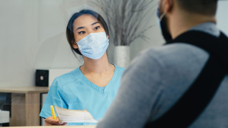労災の受診の流れ｜「仕事中のけが」で来院した患者に受付がすること、様式第5号・第16号の3・第7号の扱い、健康保険からの切り替え